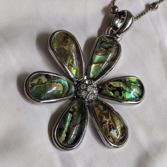 abolone shell flower necklace - Picture 4 of 6